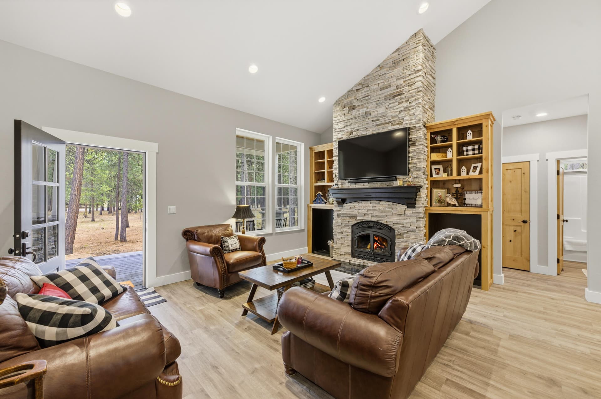 15 ft Ceilings. Photo 5 of 31, 51795 Pine Loop Drive, La Pine, OR 97739