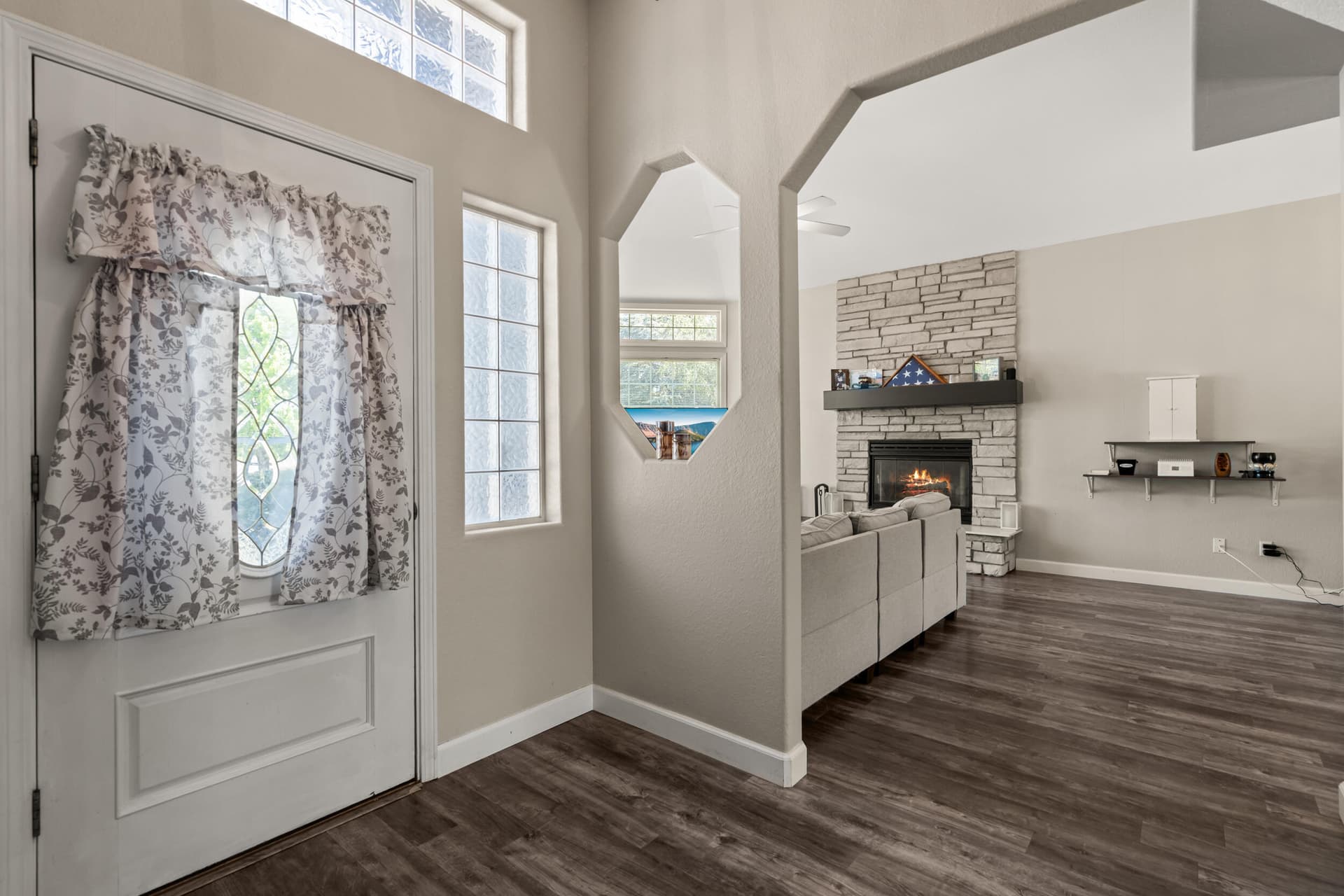 Entryway. Photo 5 of 29, 2754 Juanita Avenue, Medford, OR 97504