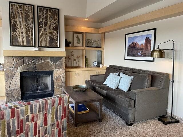 Family Room. Photo 3 of 58, 1916 Redtail Hawk Drive Unit RV45C, Redmond, OR 97756