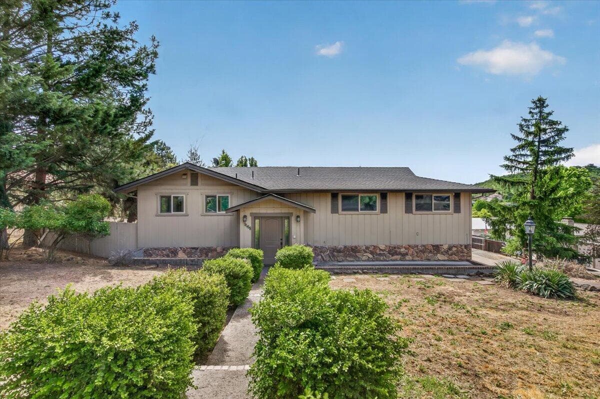 02-2. Photo 2 of 40, 1568 Angelcrest Drive, Medford, OR 97504