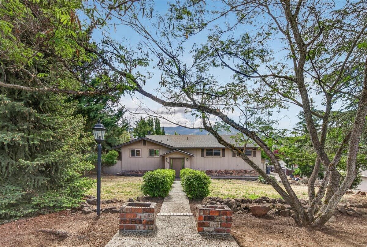 04-4. Photo 5 of 40, 1568 Angelcrest Drive, Medford, OR 97504
