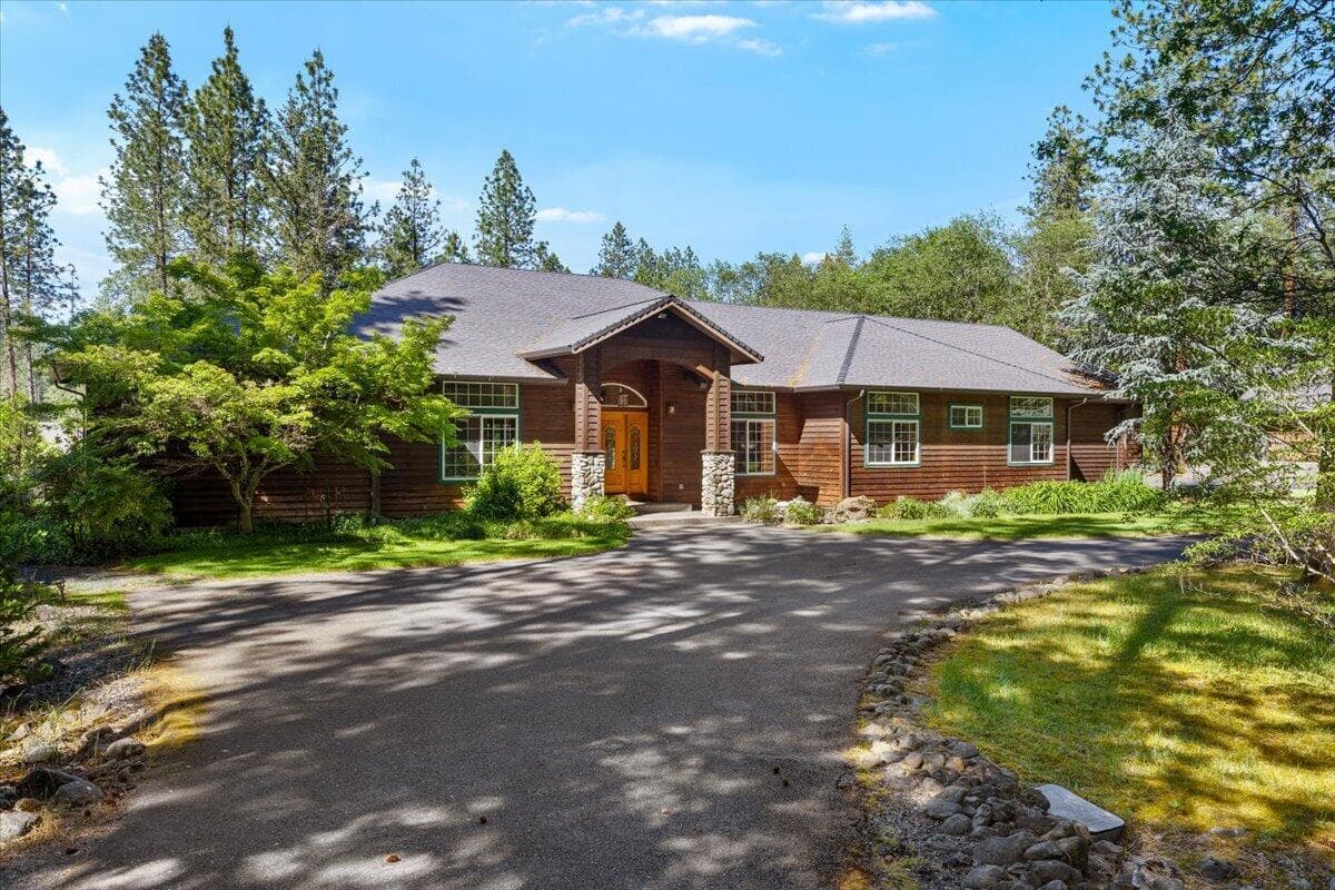Circular driveway. Photo 2 of 36, 196 Pooh Lane, Grants Pass, OR 97526
