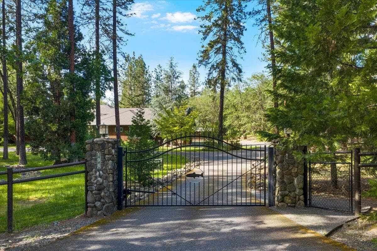 Electric Gate. Photo 4 of 36, 196 Pooh Lane, Grants Pass, OR 97526