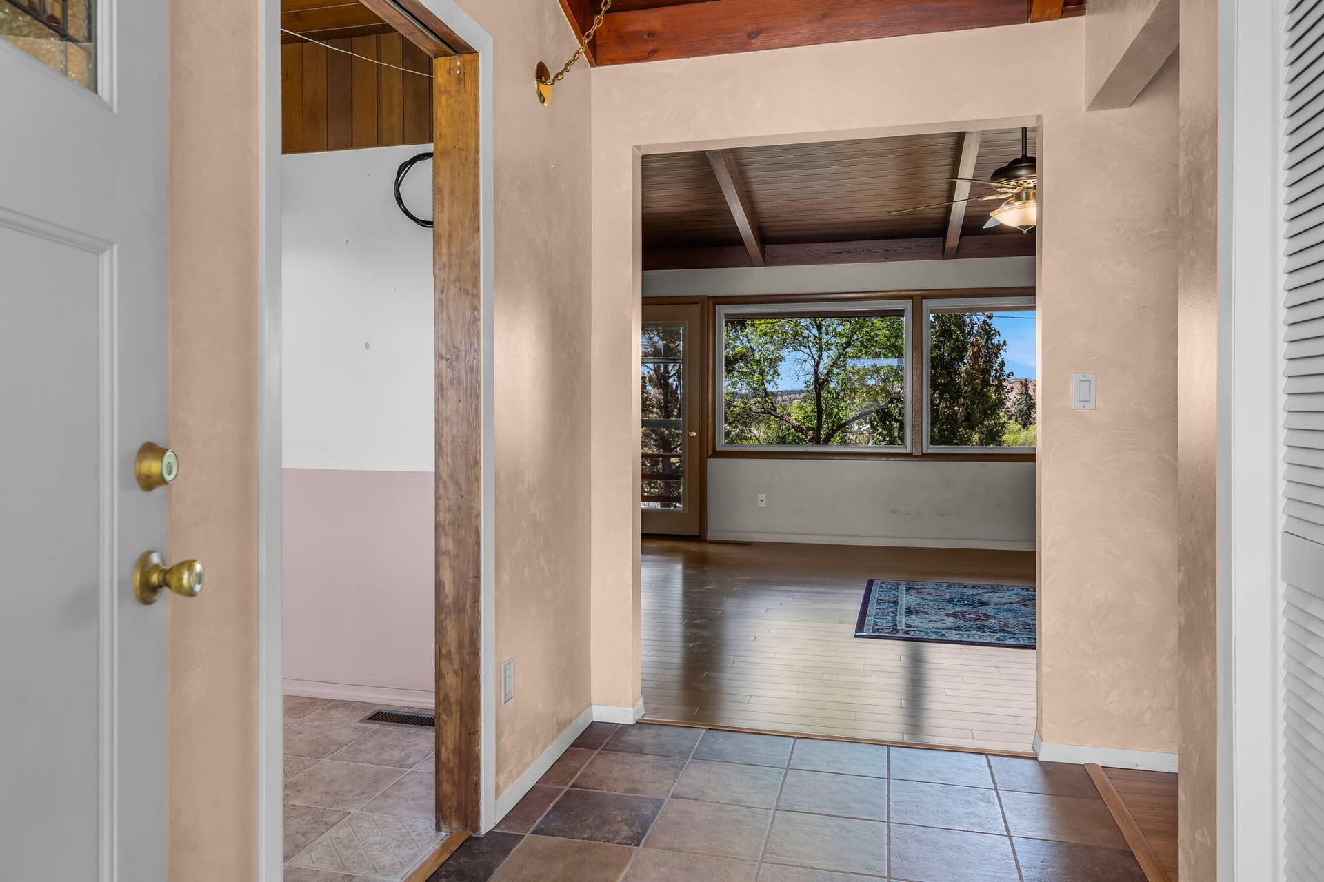 Foyer entry: kitchen to left, LR ahead. Photo 5 of 65, 176 SE Hillcrest Street, Madras, OR 97741