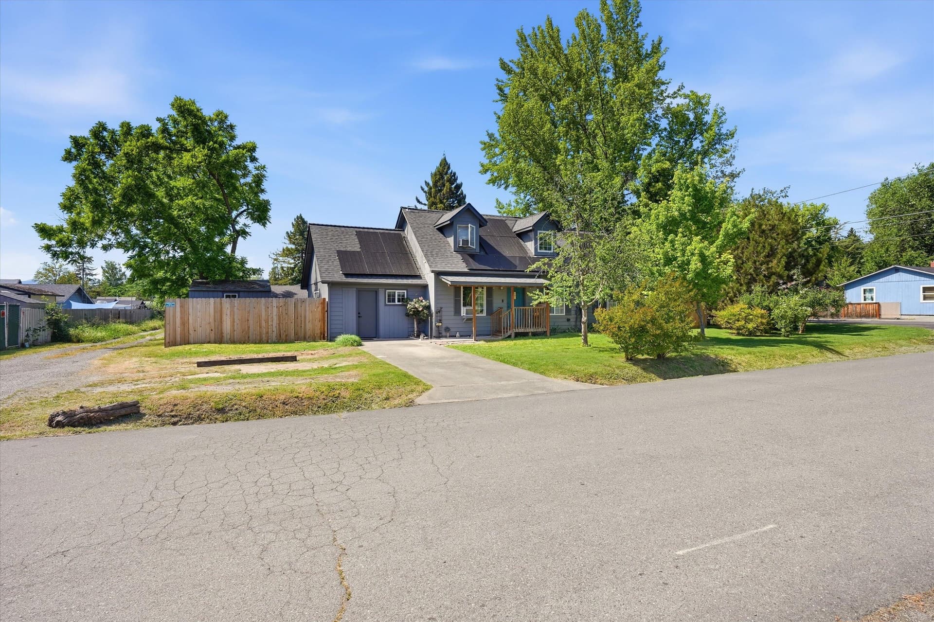 01-201 SW Dimmick St-1. Photo 2 of 30, 201 SW Dimmick Street, Grants Pass, OR 97526