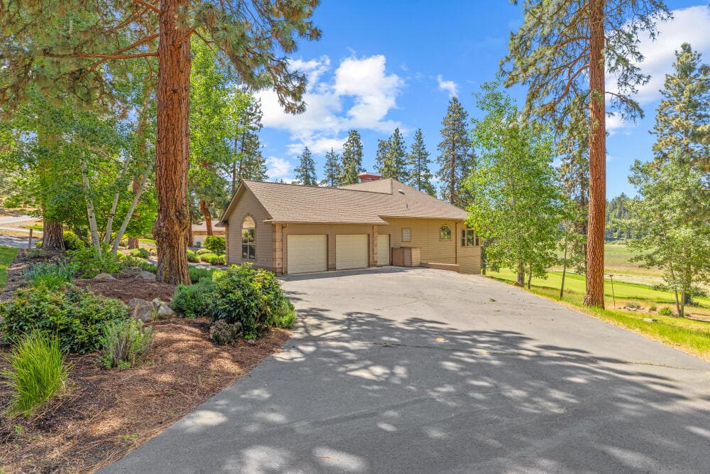 Double Garage Plus. Photo 3 of 74, 11756 Merganser Road, Klamath Falls, OR 97601