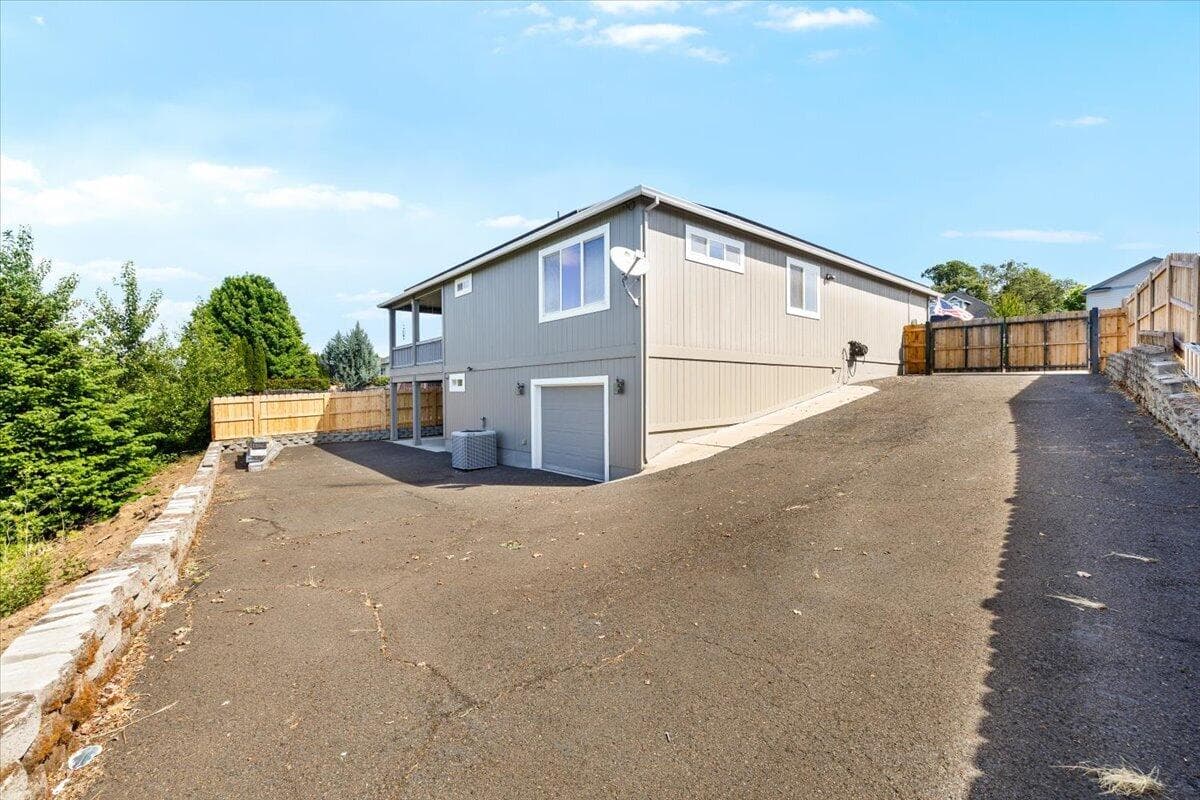 1. Photo 2 of 28, 1174 Highlands Drive, Eagle Point, OR 97524