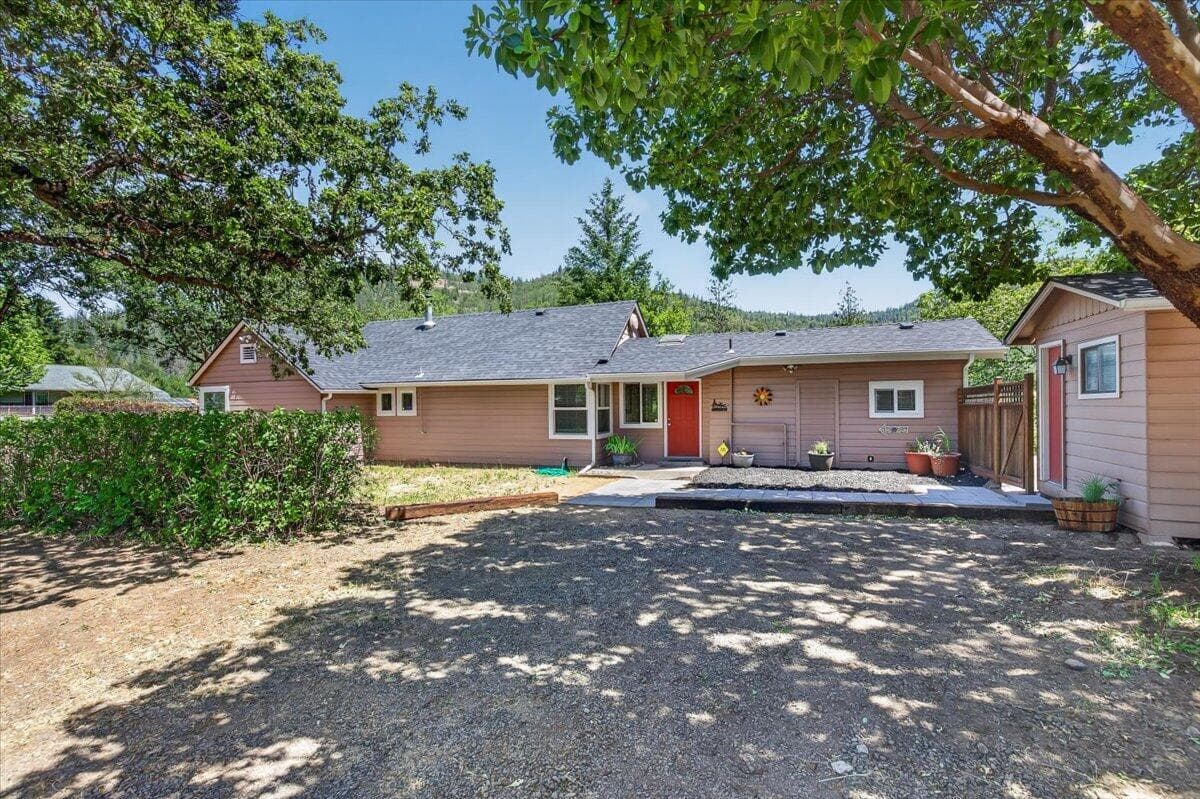 07-7. Photo 2 of 33, 125 Hudspeth Lane, Shady Cove, OR 97539