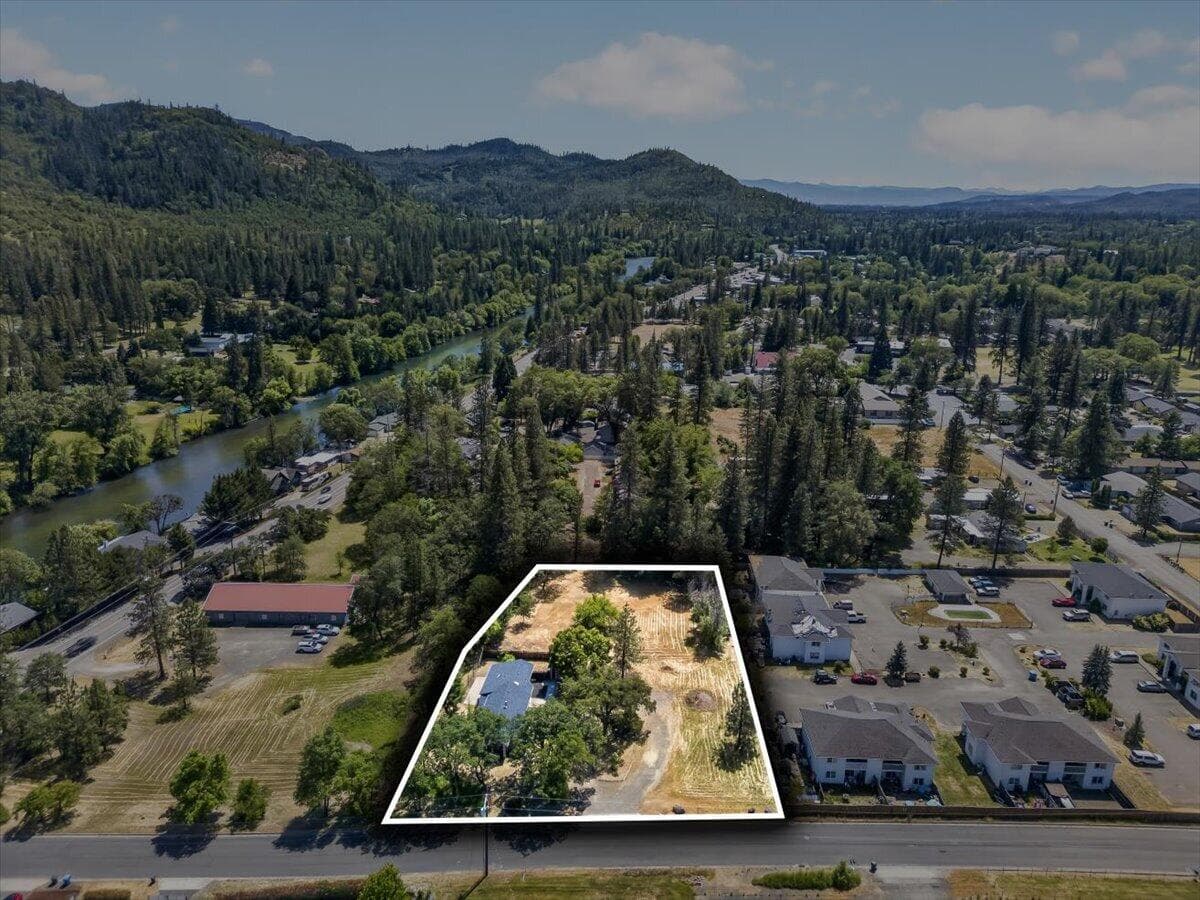 37-38. Photo 3 of 33, 125 Hudspeth Lane, Shady Cove, OR 97539