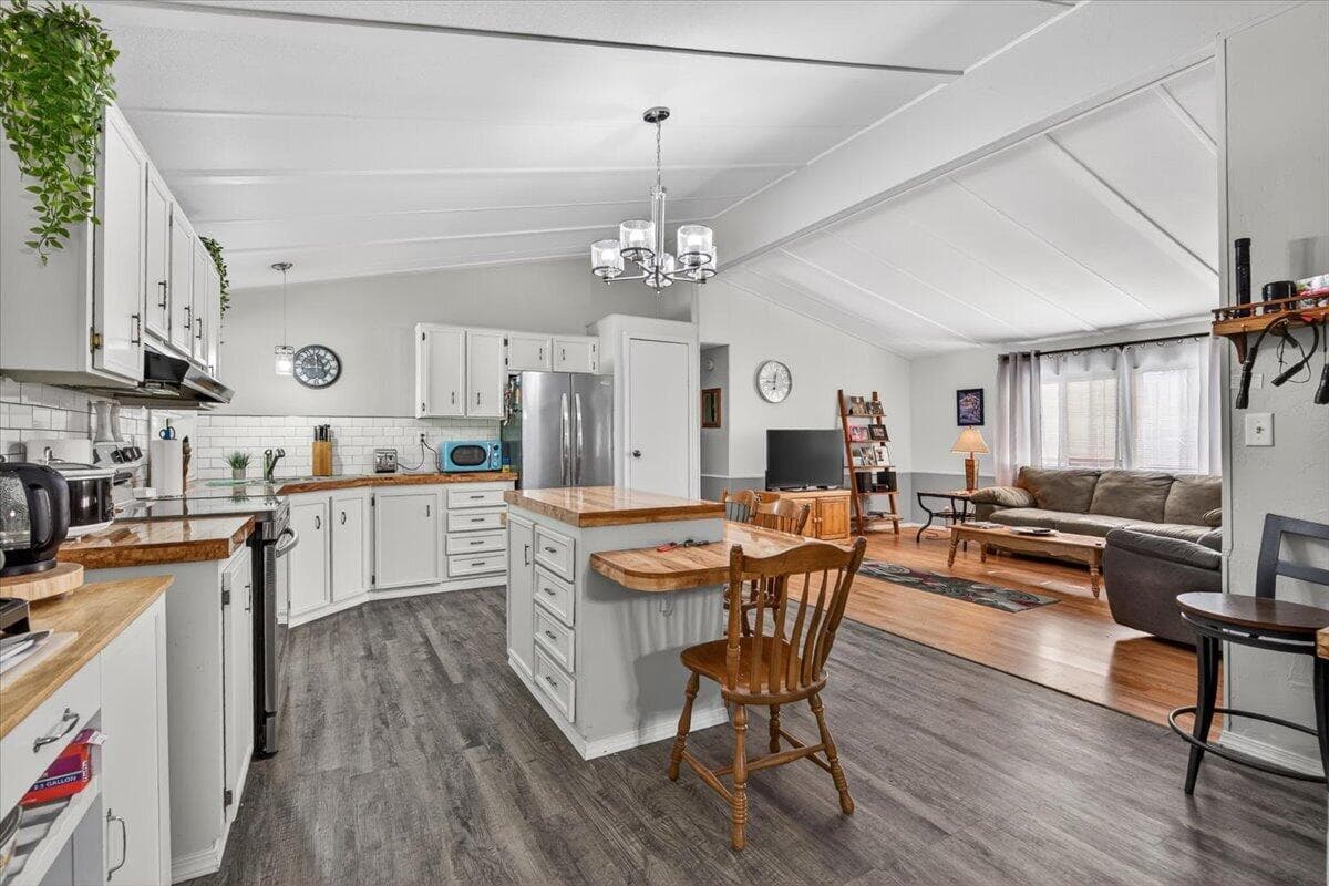 11-12. Photo 3 of 21, 380 Bayard Drive, Grants Pass, OR 97527