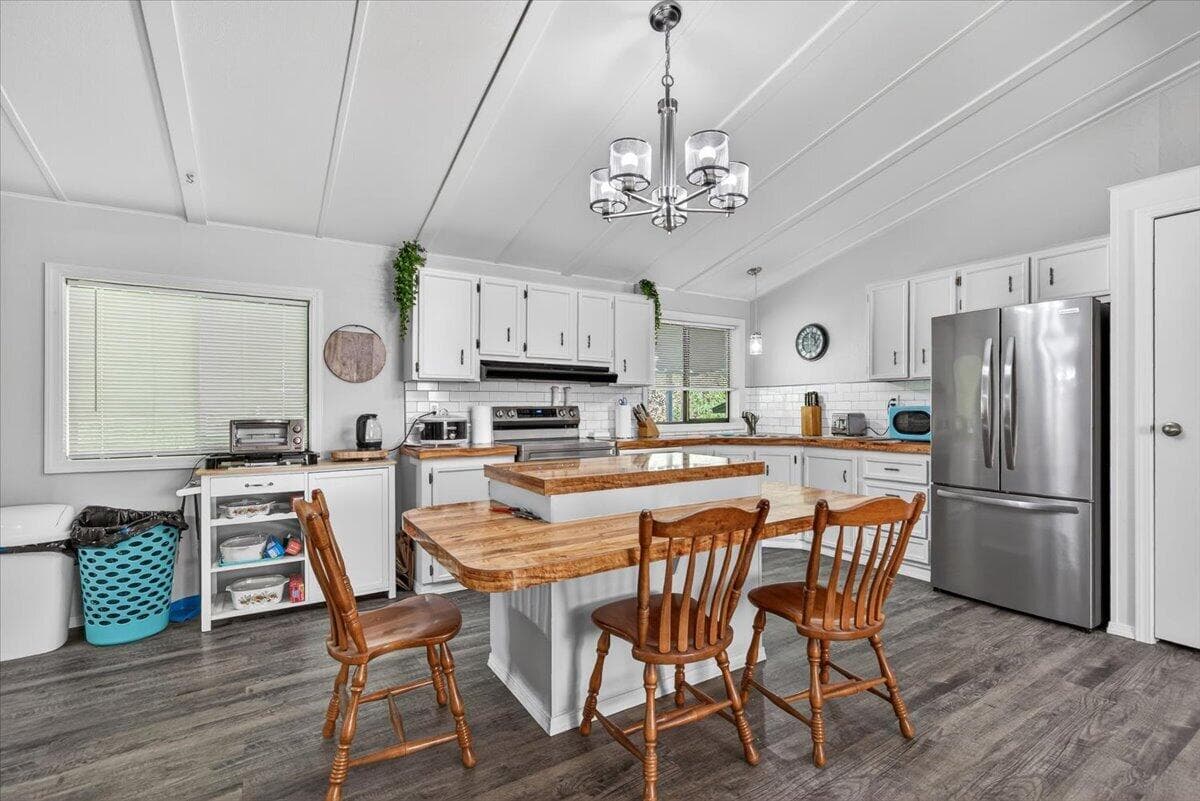 12-13. Photo 4 of 21, 380 Bayard Drive, Grants Pass, OR 97527