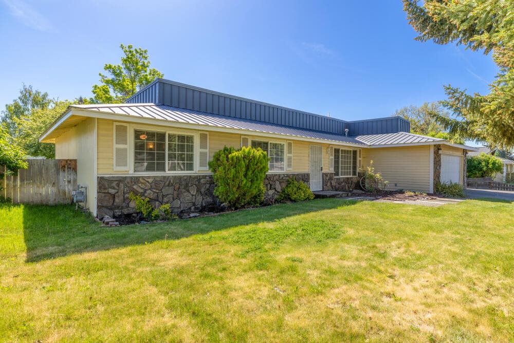 Front. Photo 1 of 28, 3867 Rio Vista Way, Klamath Falls, OR 97603