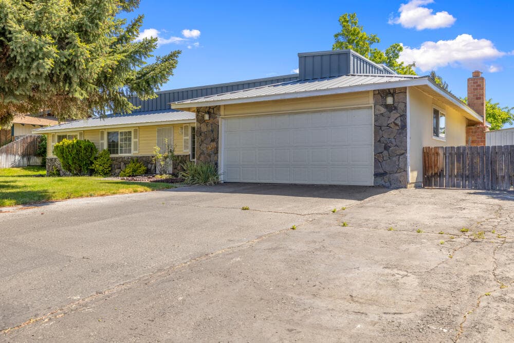 Front. Photo 2 of 28, 3867 Rio Vista Way, Klamath Falls, OR 97603