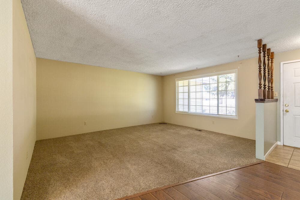 livingroom. Photo 4 of 28, 3867 Rio Vista Way, Klamath Falls, OR 97603