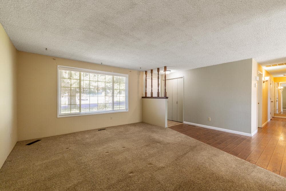 livingroom. Photo 5 of 28, 3867 Rio Vista Way, Klamath Falls, OR 97603