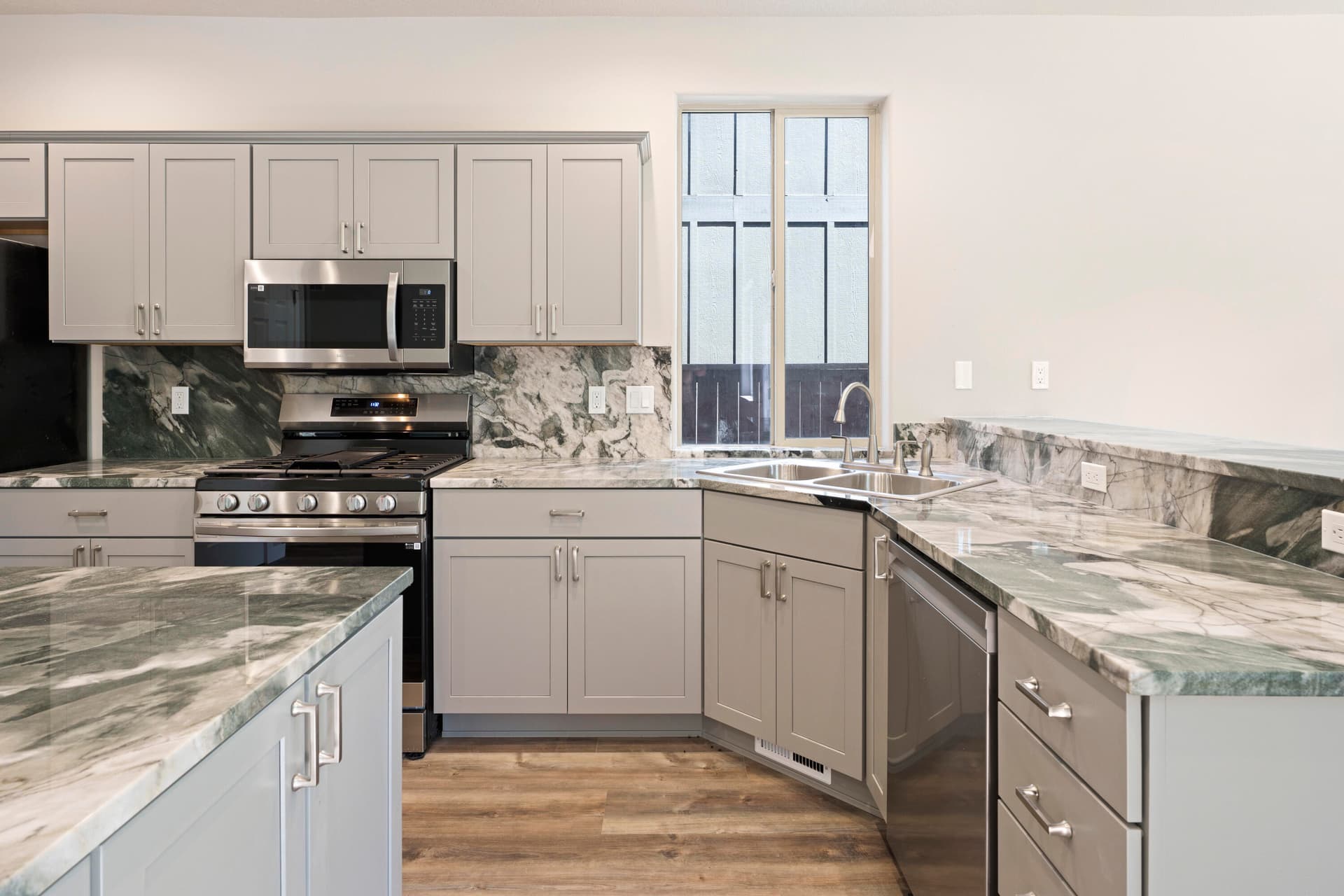 4 - kitchen. Photo 4 of 37, 21189 Ritz Place, Bend, OR 97702