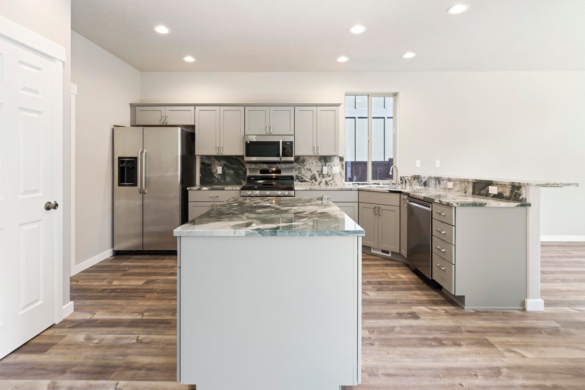 5 kitchen. Photo 5 of 37, 21189 Ritz Place, Bend, OR 97702
