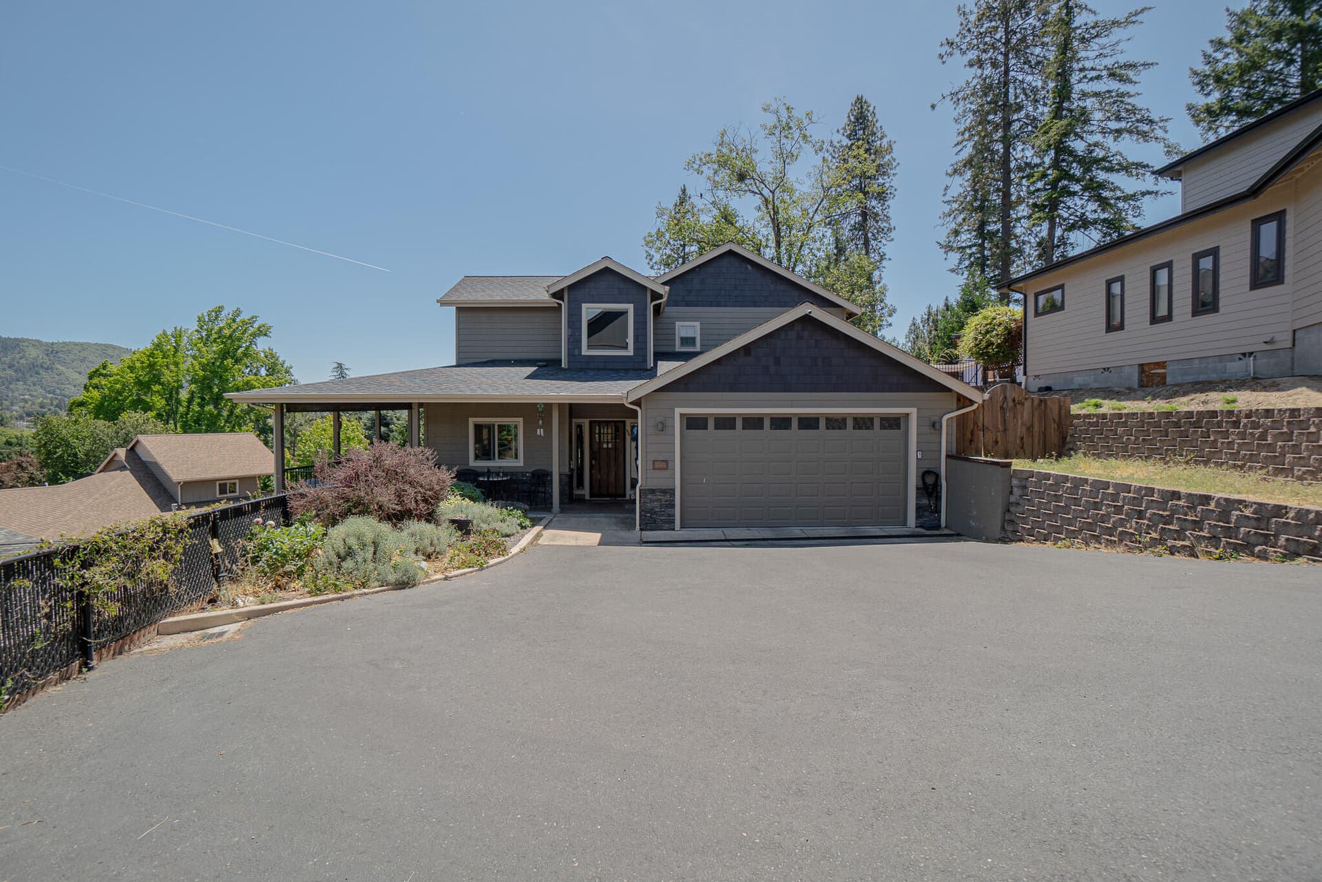 Front. Photo 2 of 27, 122 NW Rook Drive, Grants Pass, OR 97526