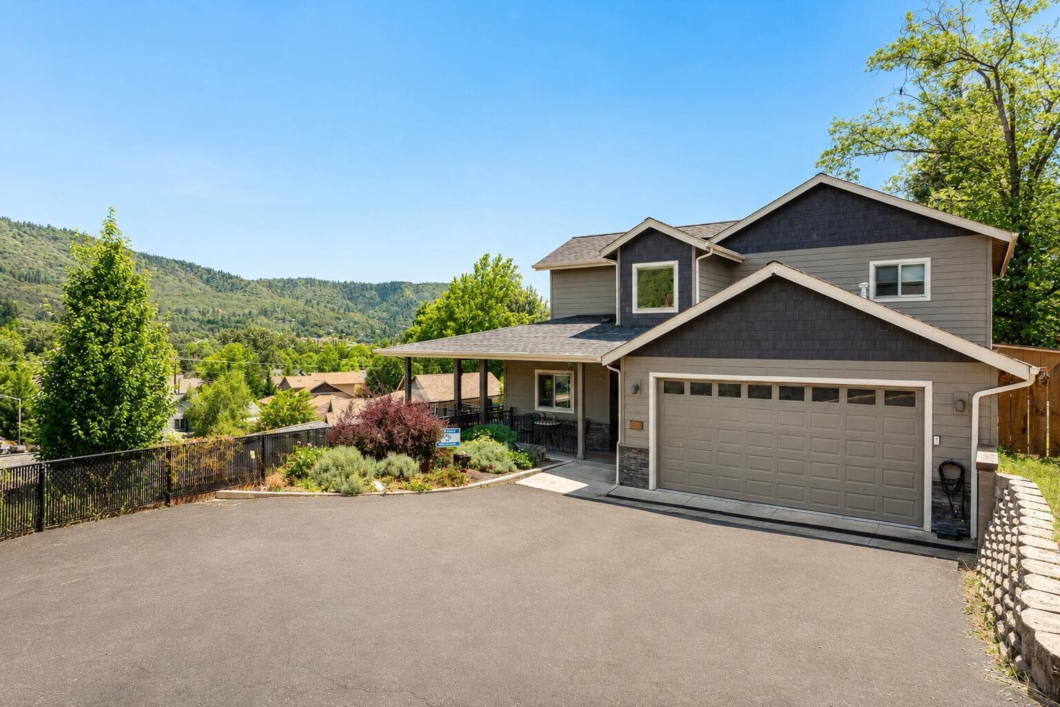 Front. Photo 1 of 27, 122 NW Rook Drive, Grants Pass, OR 97526