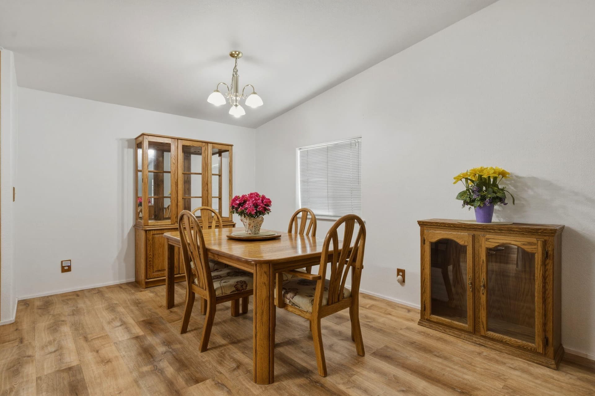 Dining Area. Photo 4 of 20, 3653 S Pacific Highway Unit 18, Medford, OR 97501