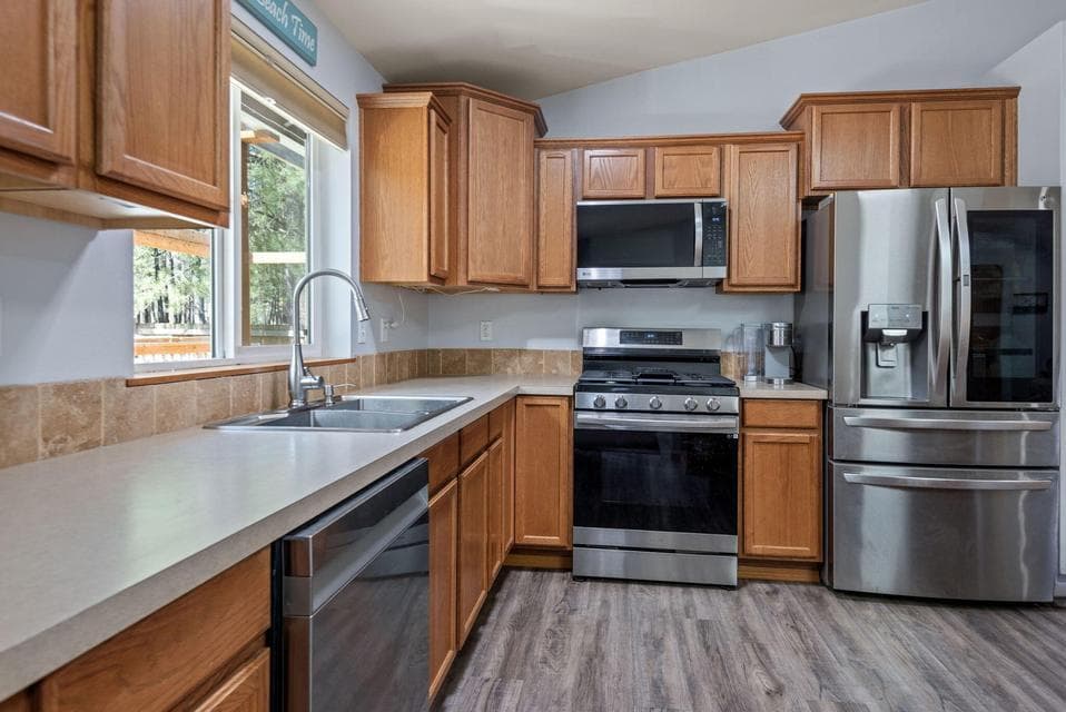 Kitchen. Photo 4 of 22, 14866 Bluegrass Loop, Sisters, OR 97759