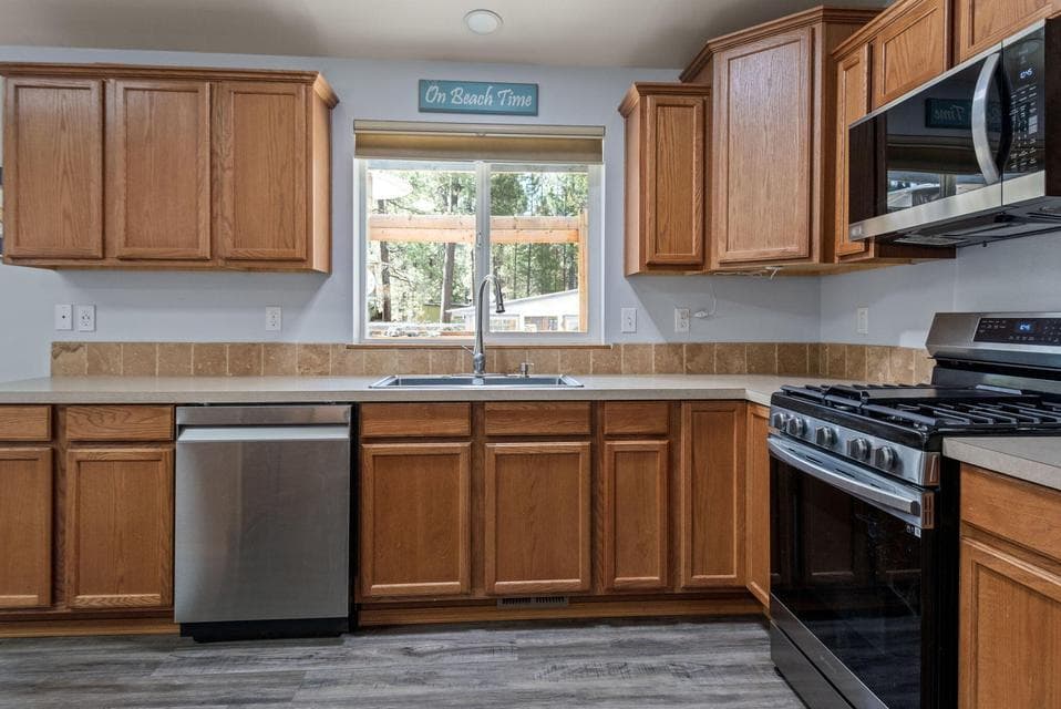 Kitchen. Photo 5 of 22, 14866 Bluegrass Loop, Sisters, OR 97759