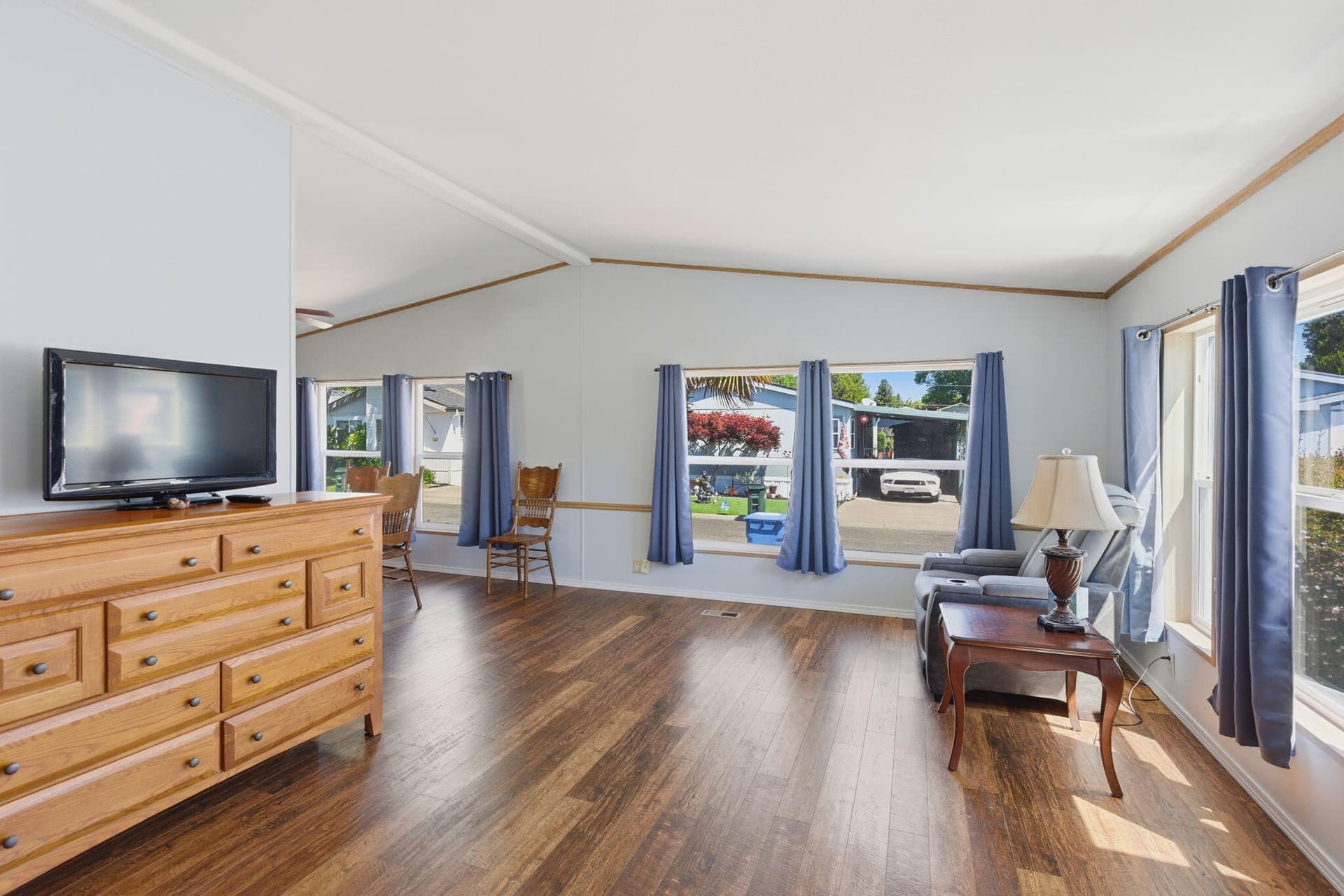 Living Room. Photo 5 of 32, 432 Whispering Willow Drive, Grants Pass, OR 97527