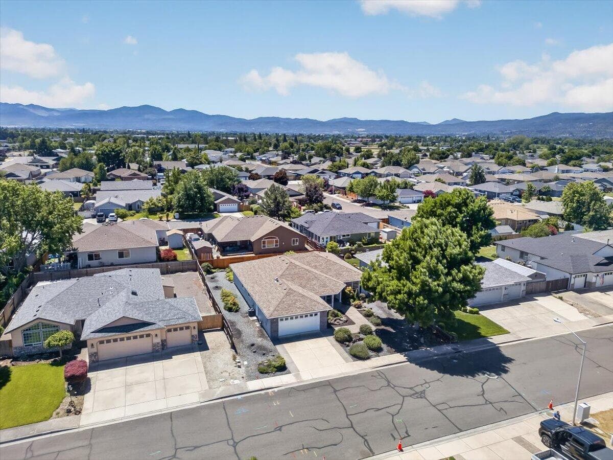 34-34. Photo 3 of 43, 2618 Rabun Way, Central Point, OR 97502