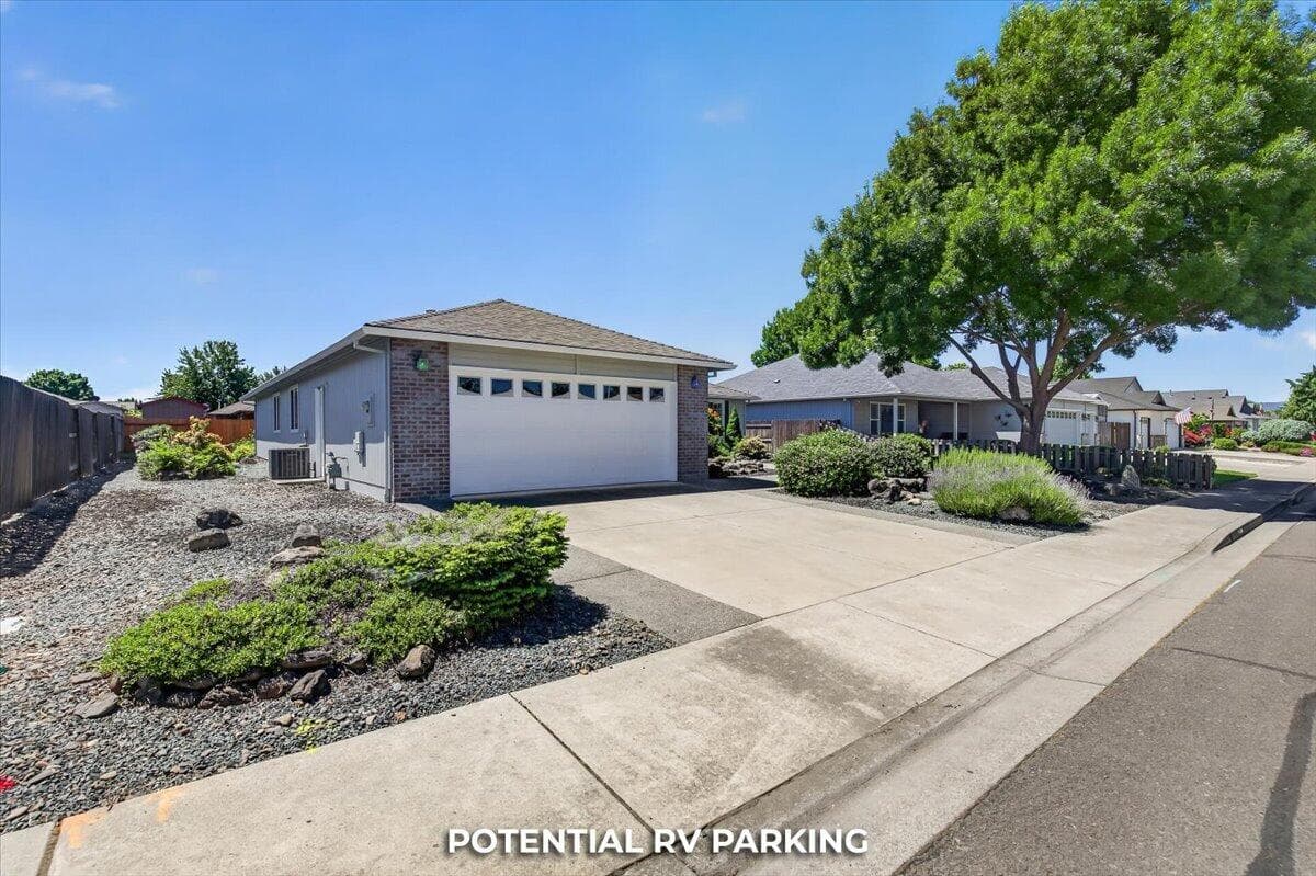 37-37. Photo 5 of 43, 2618 Rabun Way, Central Point, OR 97502
