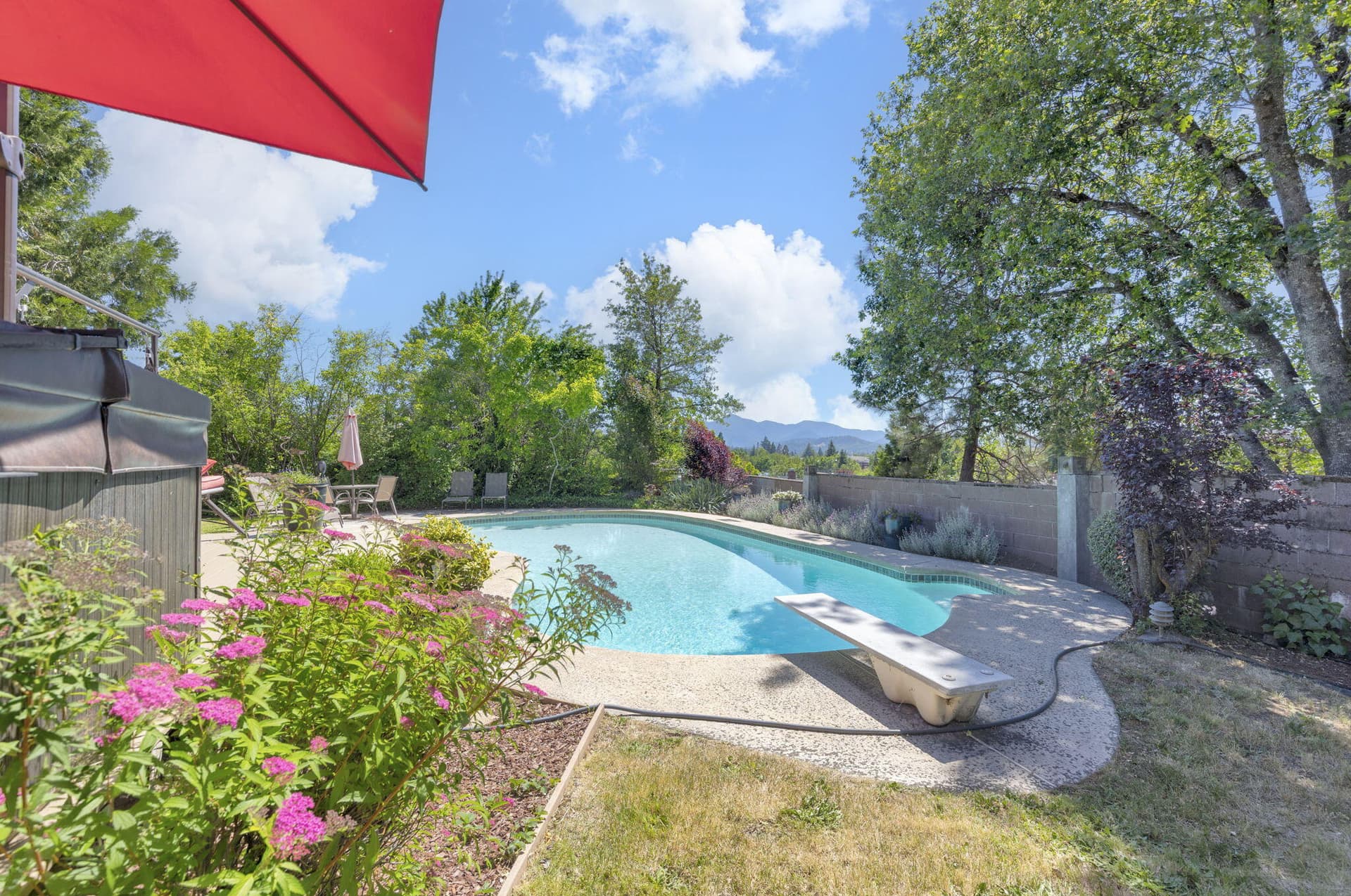 Beautiful Views. Photo 2 of 46, 930 NE Wesley Lane, Grants Pass, OR 97526