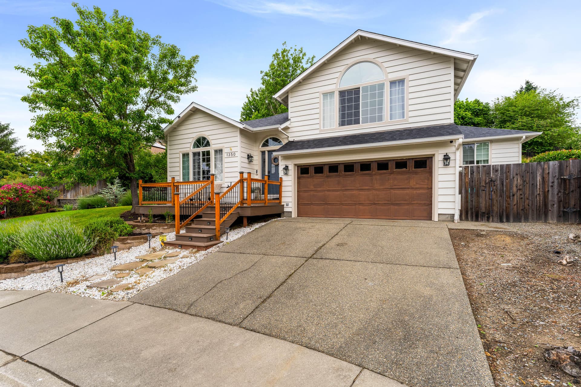07-EXT (3 of 13). Photo 2 of 44, 1350 Forestview Drive, Grants Pass, OR 97527