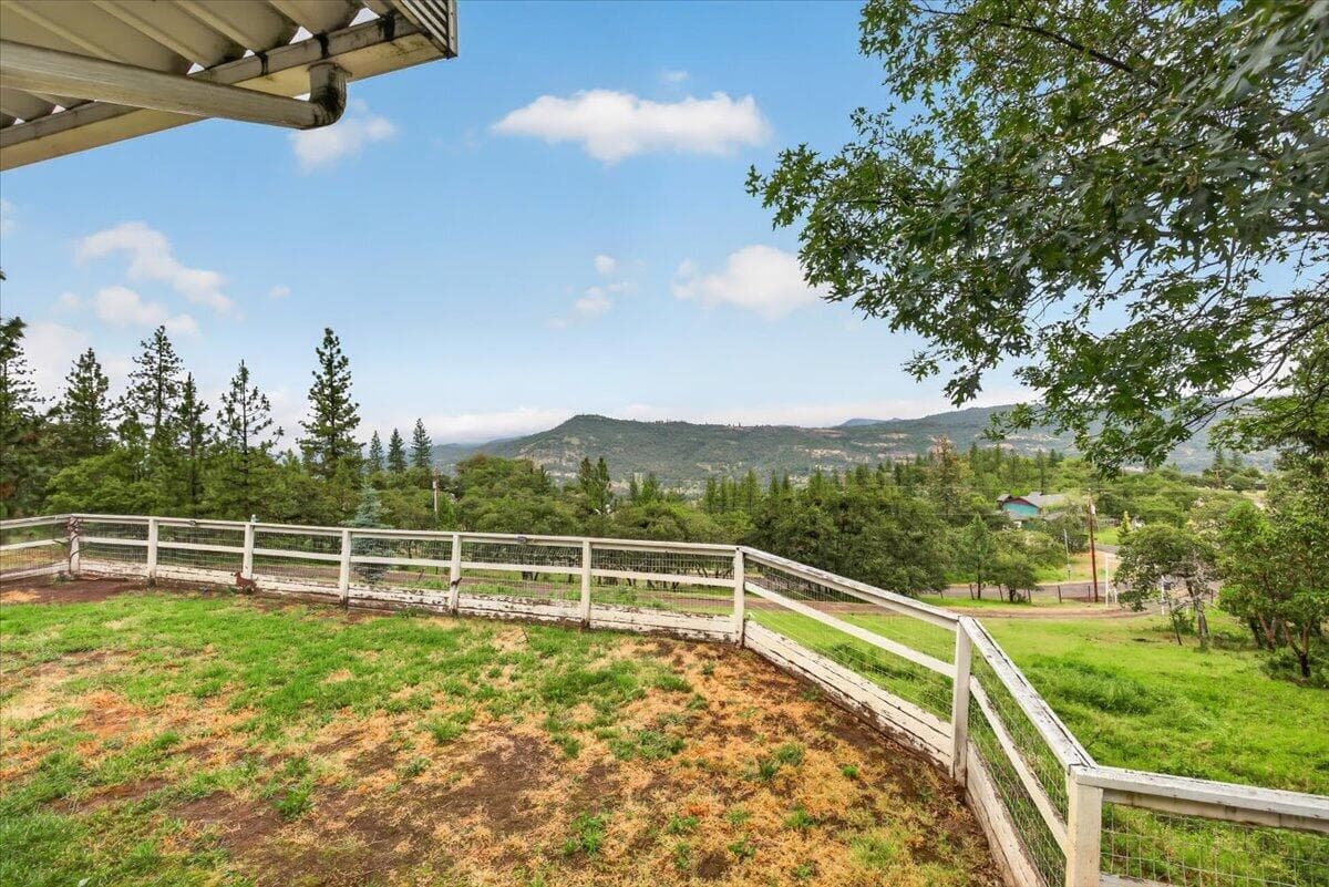 24-24. Photo 2 of 34, 483 Wren Ridge Drive, Eagle Point, OR 97524