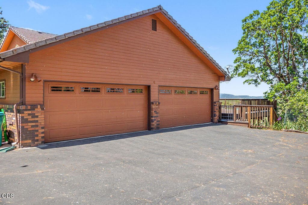 Garage. Photo 4 of 44, 12065 Kestrel Road, Klamath Falls, OR 97601