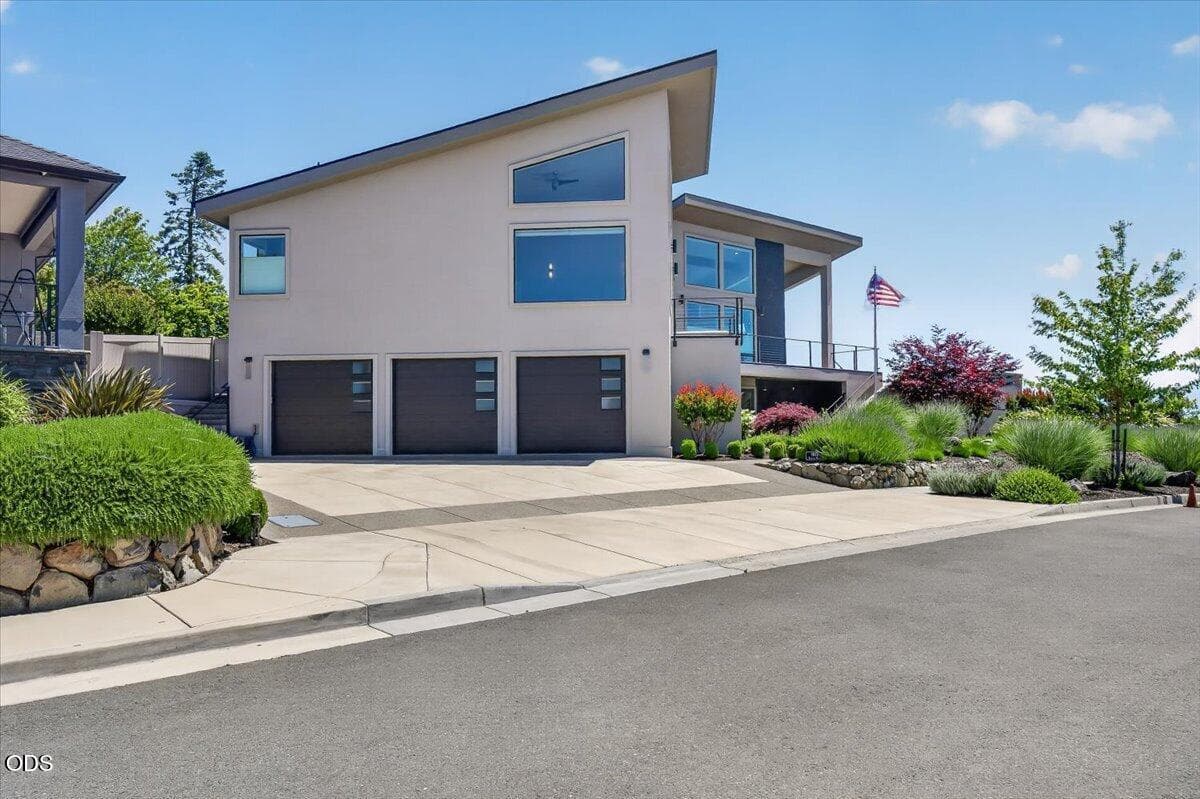 Photo3. Photo 3 of 65, 1812 Plateau Drive, Medford, OR 97504