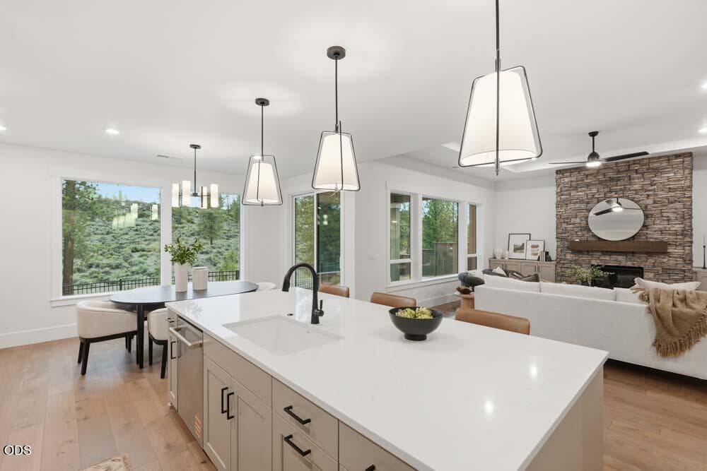 CL02-Bentley-E-Signature-Kitchen. Photo 5 of 13, 1307 NW Ochoa Drive, Bend, OR 97703