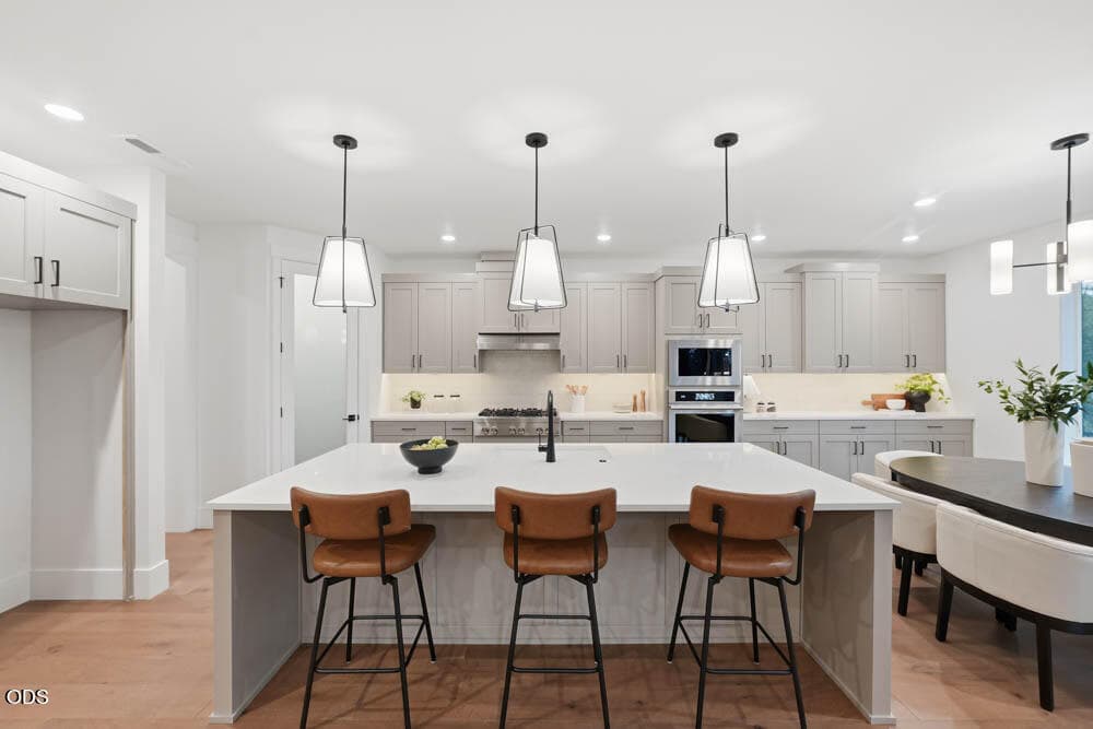 CL02-Bentley-E-Signature-Kitchen2. Photo 4 of 13, 1307 NW Ochoa Drive, Bend, OR 97703