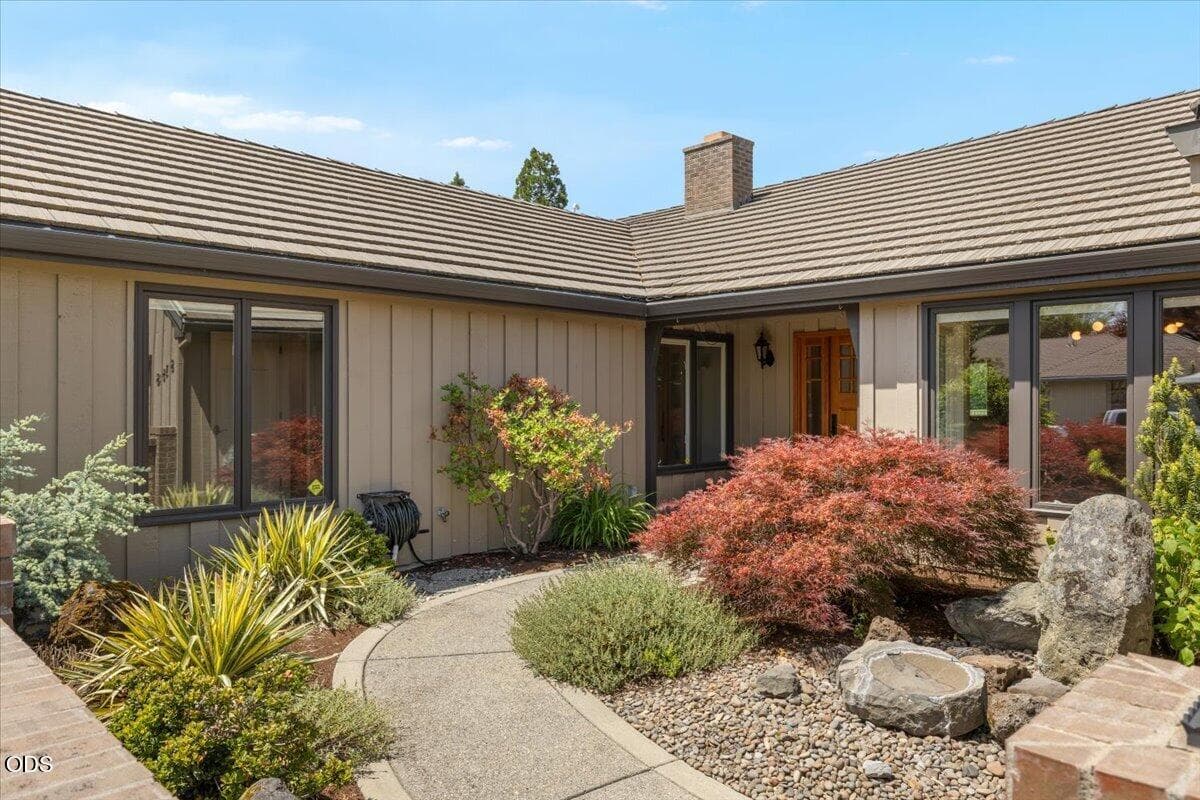 12-CI_7823. Photo 2 of 35, 3153 Pepperwood Drive, Medford, OR 97504