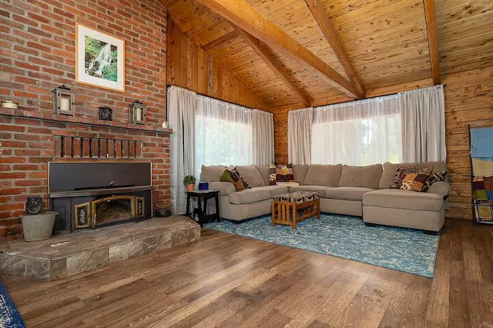 Living Room. Photo 3 of 41, 26654 Rocky Point Road, Klamath Falls, OR 97601