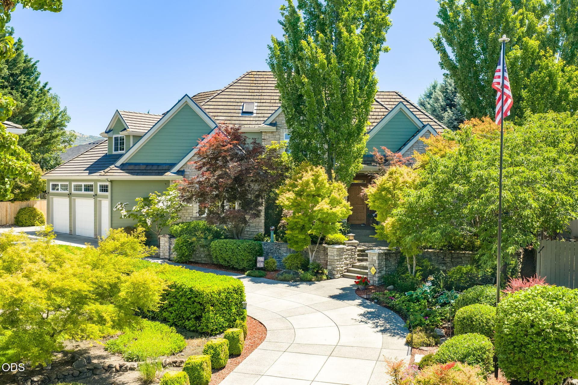 2. Photo 2 of 77, 631 Seventh Fairway Drive, Medford, OR 97504