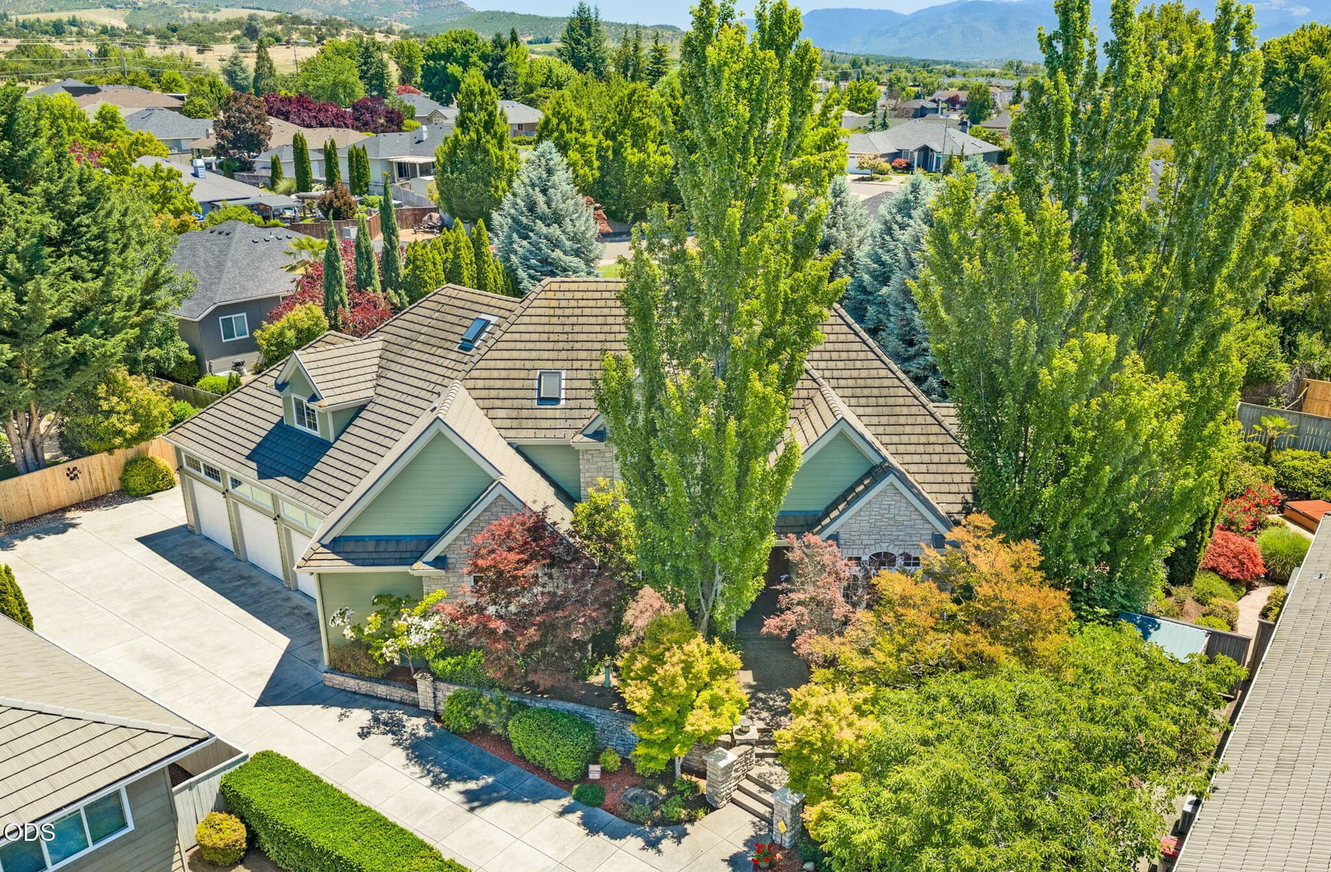 4. Photo 4 of 77, 631 Seventh Fairway Drive, Medford, OR 97504