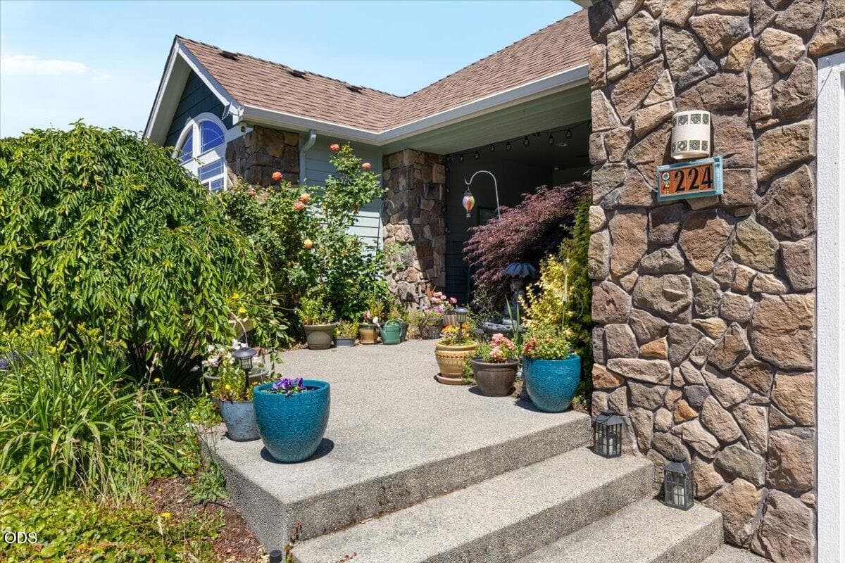 01-CI_3694. Photo 4 of 38, 224 Landau Lane, Grants Pass, OR 97527