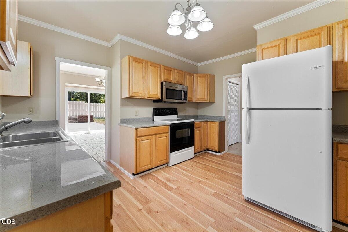 18-Kitchen 2. Photo 5 of 16, 300 Sunrise Avenue, Medford, OR 97504
