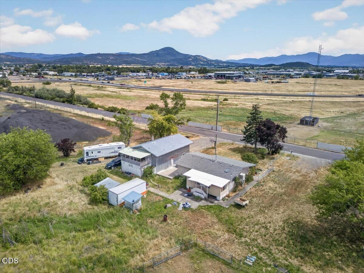 08-8. Photo 2 of 19, 1745 E Gregory, Central Point, OR 97502