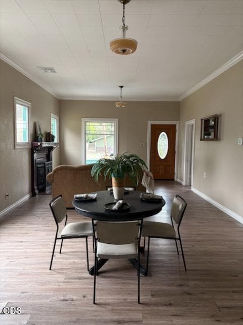 dining room to liv room. Photo 3 of 27, 219 Gilbert Avenue, Glendale, OR 97442