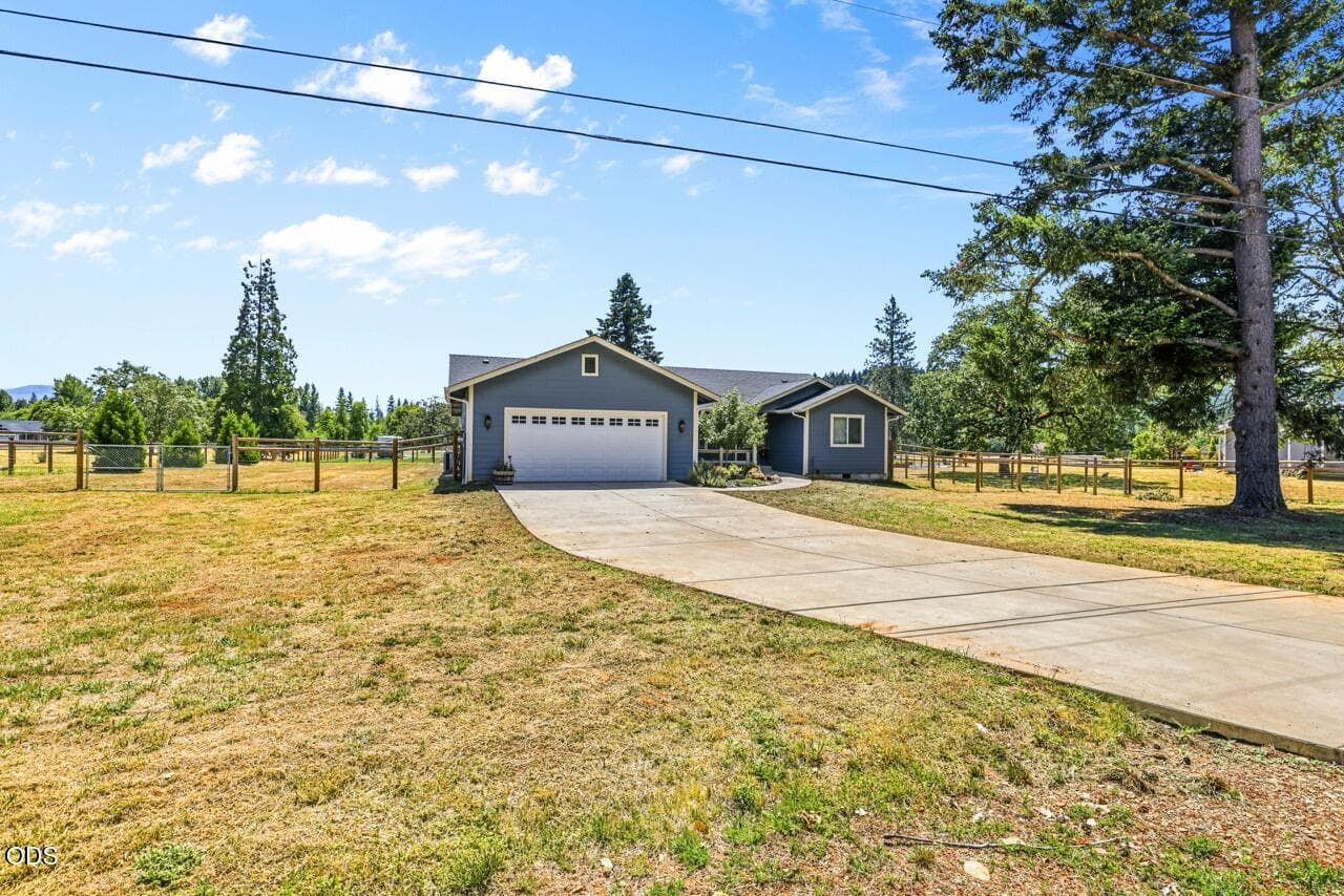 EP1A4749 Large. Photo 2 of 32, 531 Schumacher Street, Cave Junction, OR 97523
