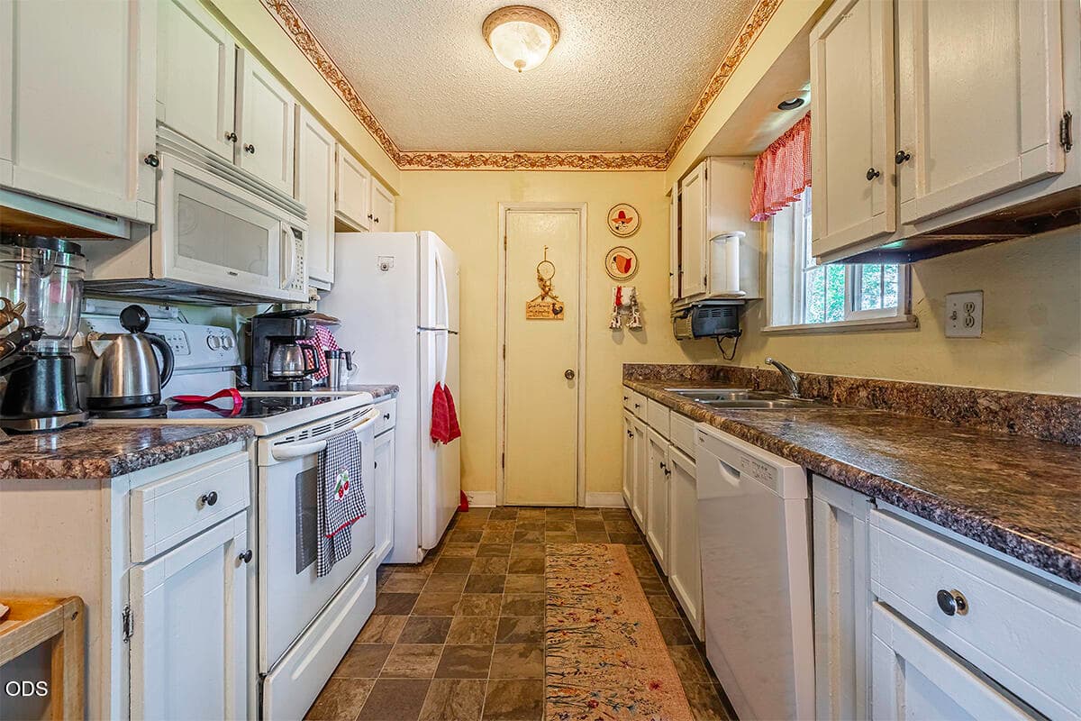 18. Photo 5 of 26, 2705 Randall Avenue, Central Point, OR 97502