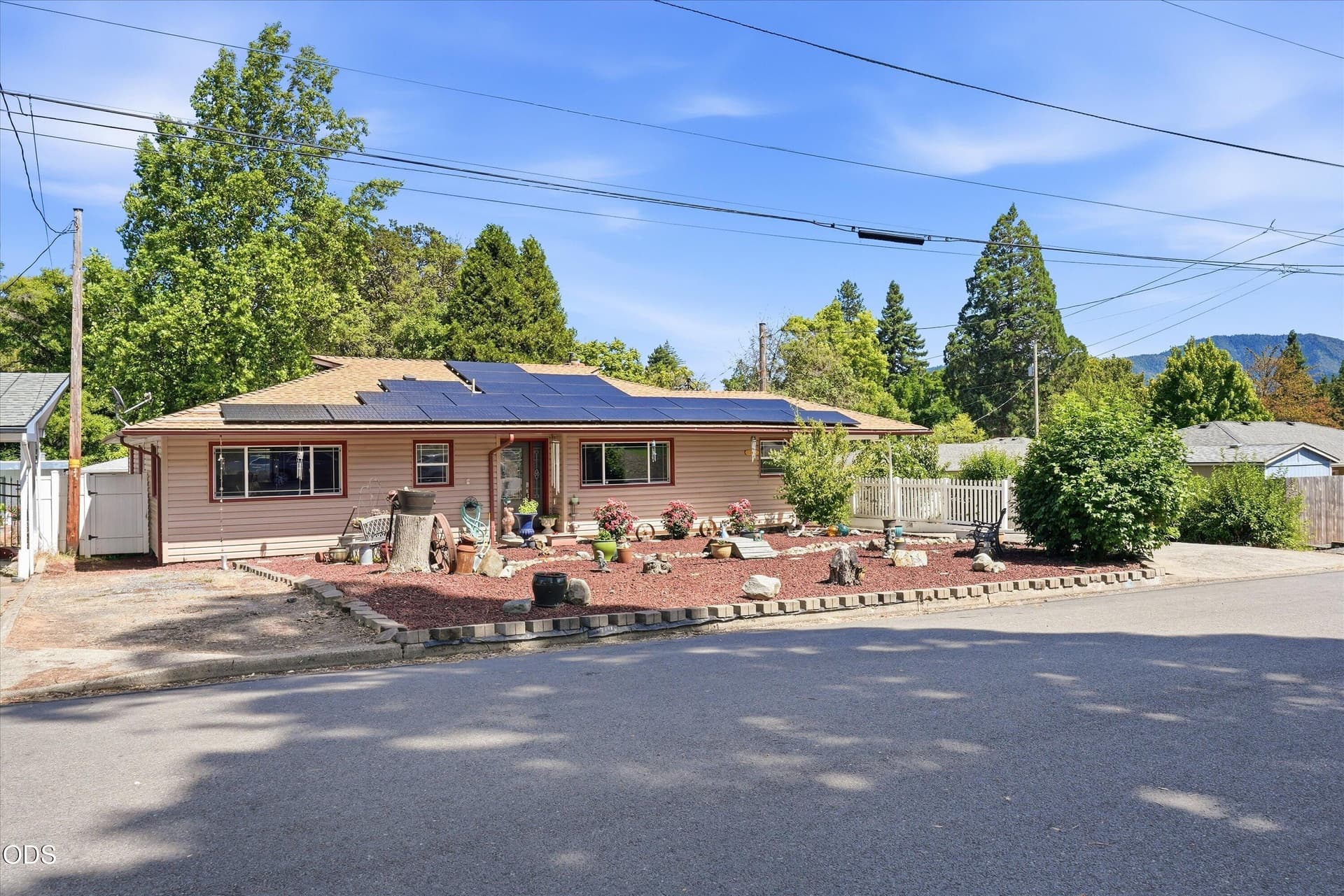 03-1317 NW Prospect Ave v1-3. Photo 3 of 50, 1317 NW Prospect Avenue, Grants Pass, OR 97526