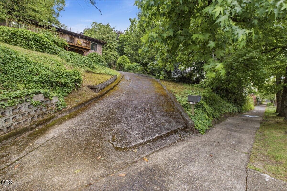 101. Photo 2 of 34, 7339 S Corbett Avenue, Portland, OR 97219