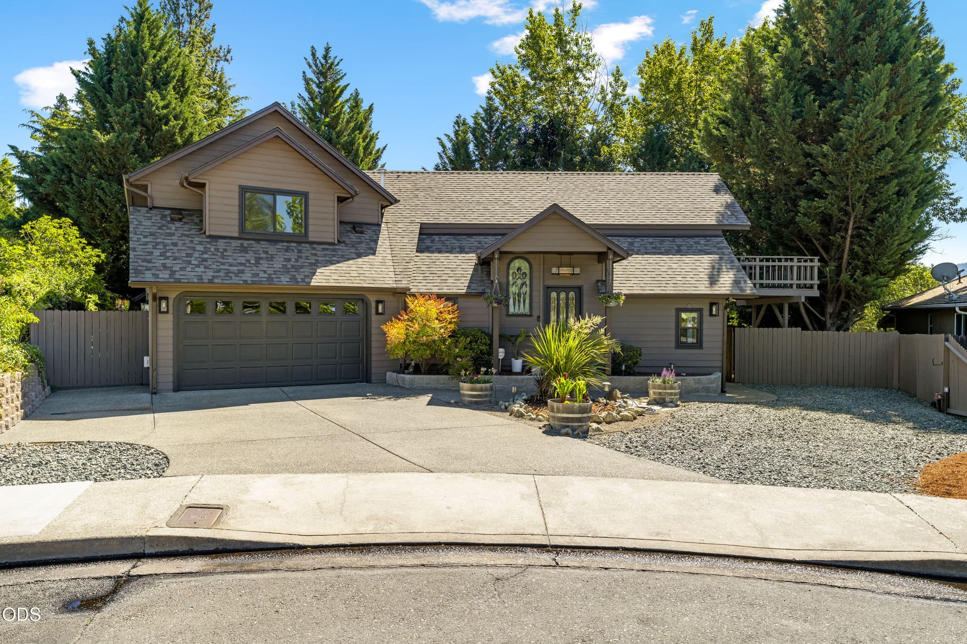 06-EXT (1 of 16). Photo 1 of 49, 104 NW Dawnhill Court, Grants Pass, OR 97526