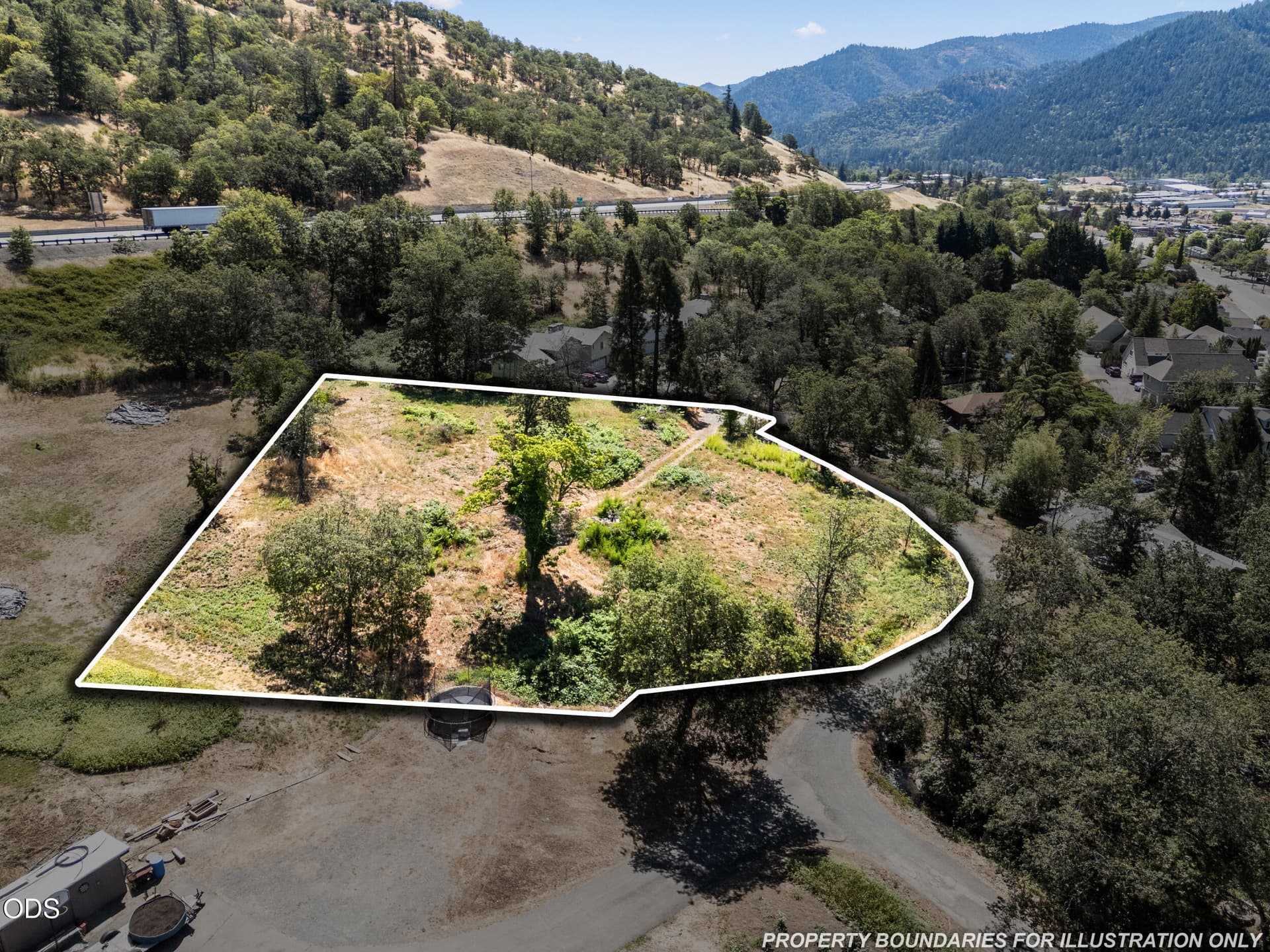 23_701 ne tokay heights- lotline 4. Photo 4 of 21, 701 NE Tokay, Grants Pass, OR 97526